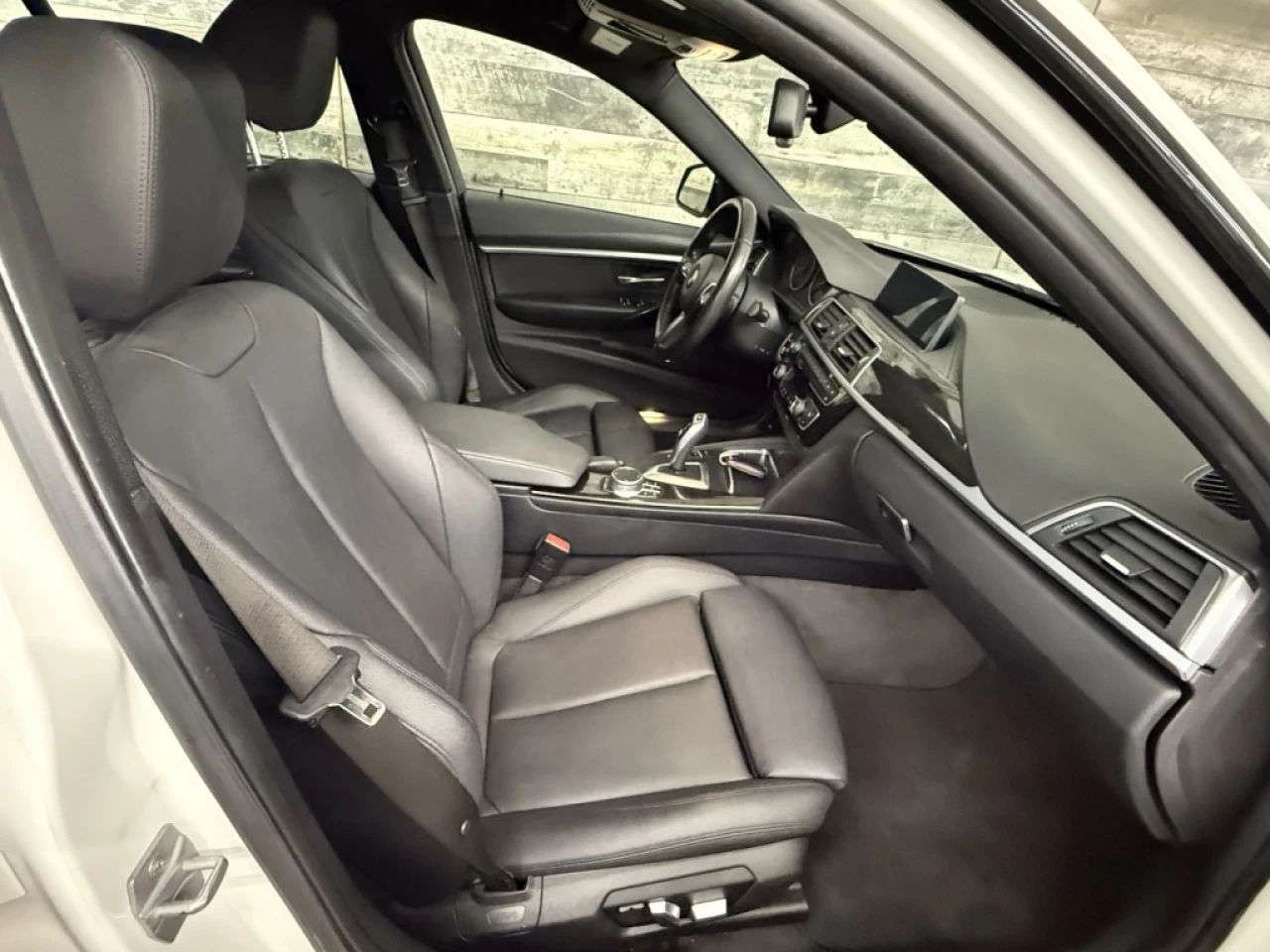 2018 BMW 3 Series 330i xDrive MSPORT CUIR TOIT NAV ** APPROUVÉ À 99. Main Image