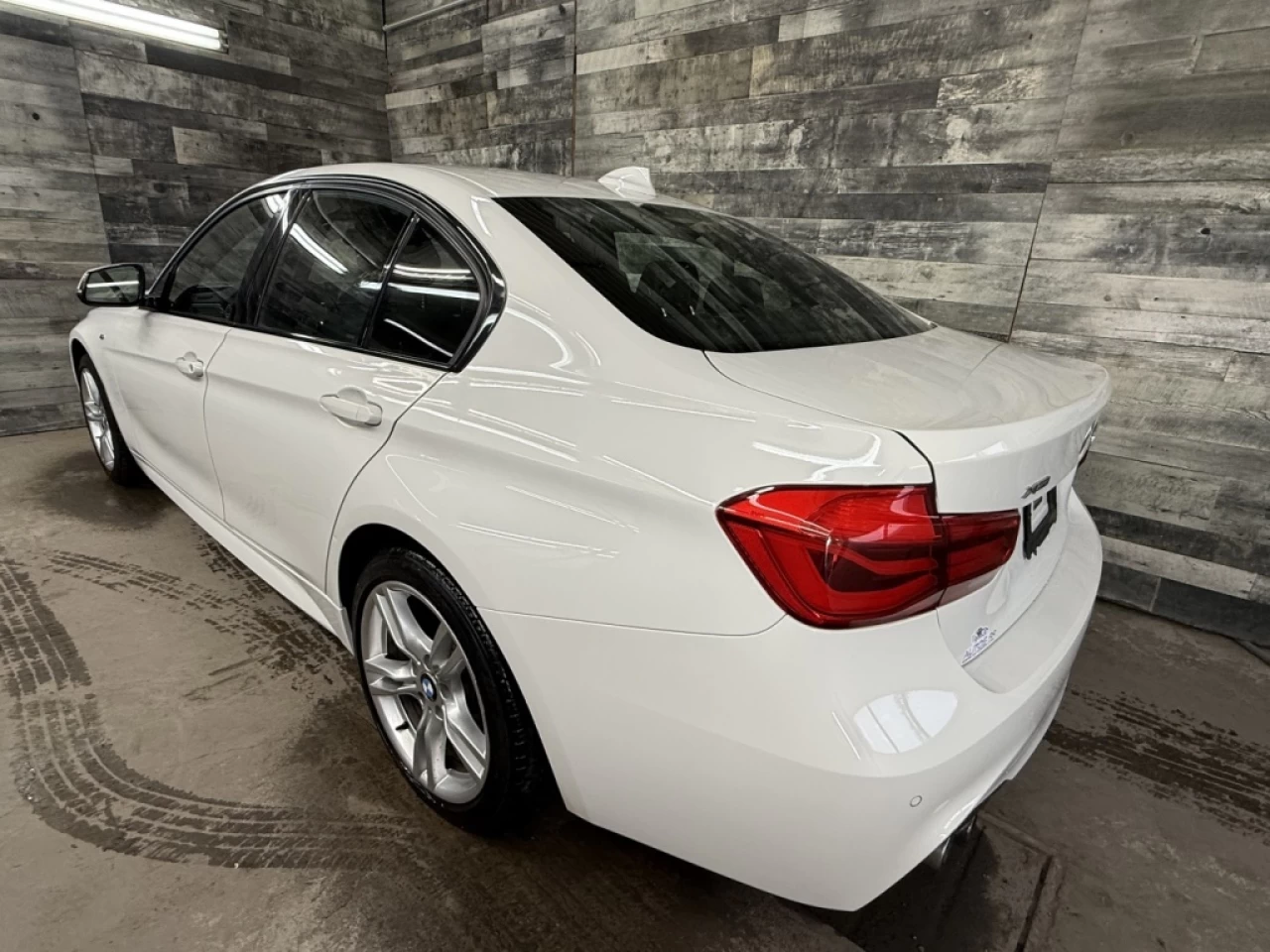 2018 BMW 3 Series 330i xDrive MSPORT CUIR TOIT NAV ** APPROUVÉ À 99. Main Image