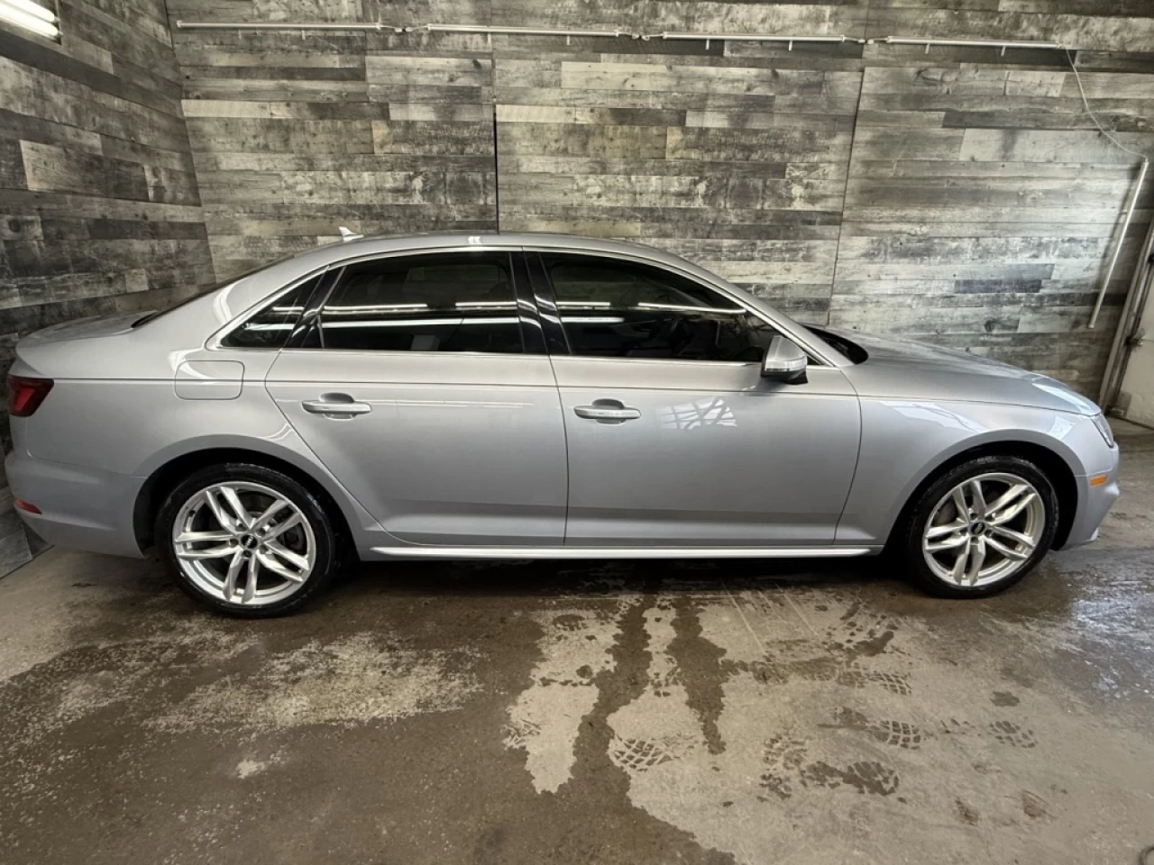 2018 Audi A4 Technik AWD CUIR NAV TOIT **APPROUVÉ À 99.9%** Main Image