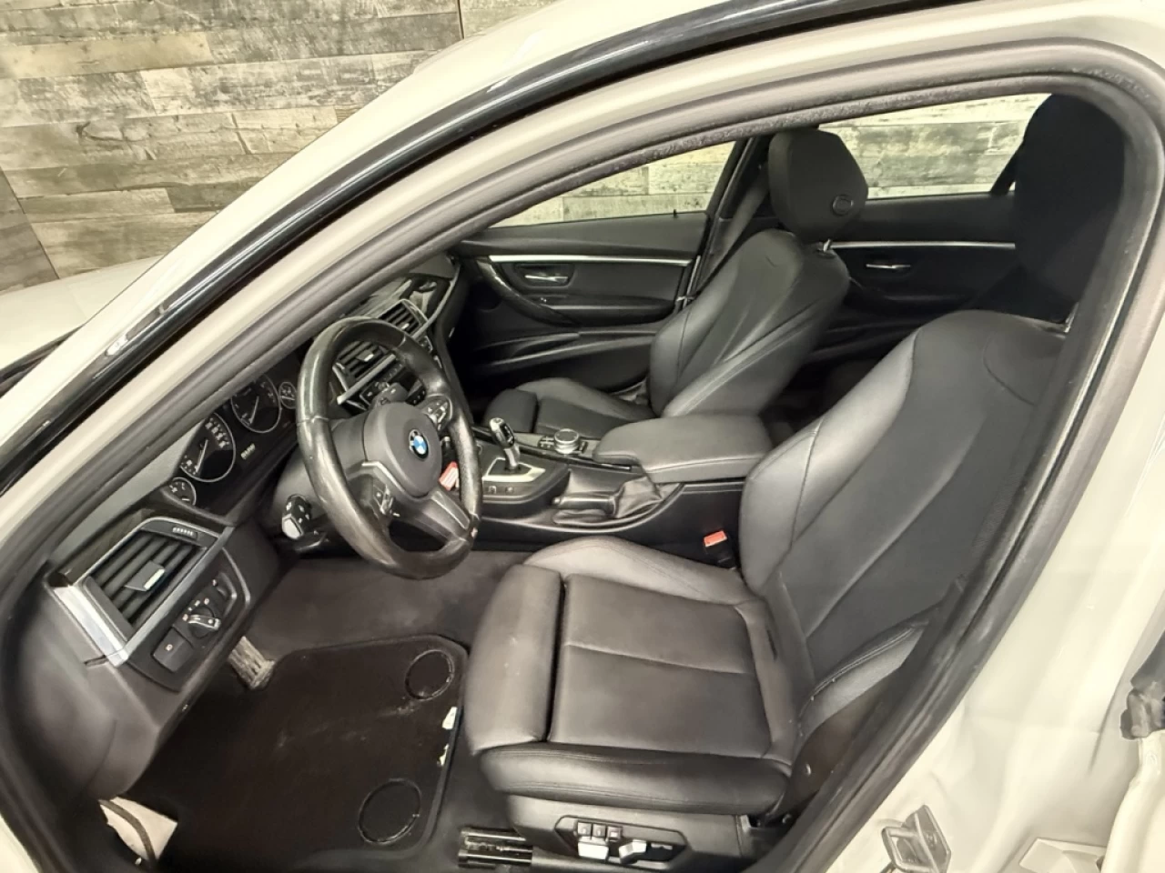 2018 BMW 3 Series 330i xDrive MSPORT CUIR TOIT NAV ** APPROUVÉ À 99. Main Image