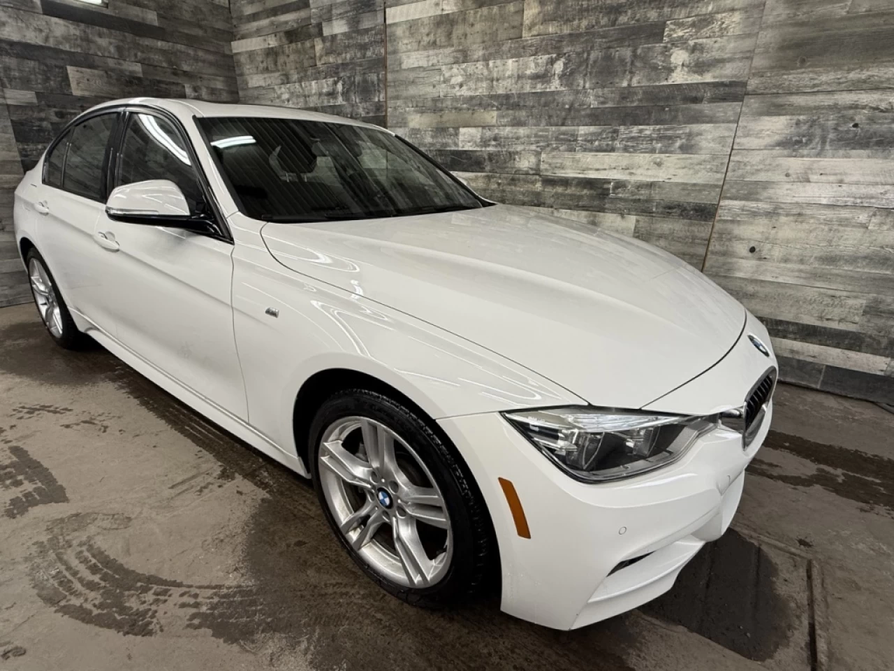 2018 BMW 3 Series 330i xDrive MSPORT CUIR TOIT NAV ** APPROUVÉ À 99. Main Image
