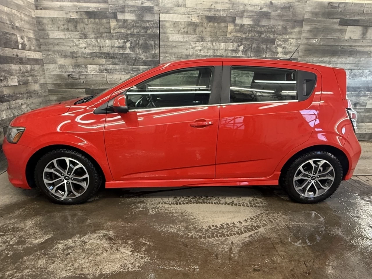 2018 Chevrolet Sonic LT AUTO TOIT CAM DE RECUL **APPROUVÉ À 99.9%** Image principale