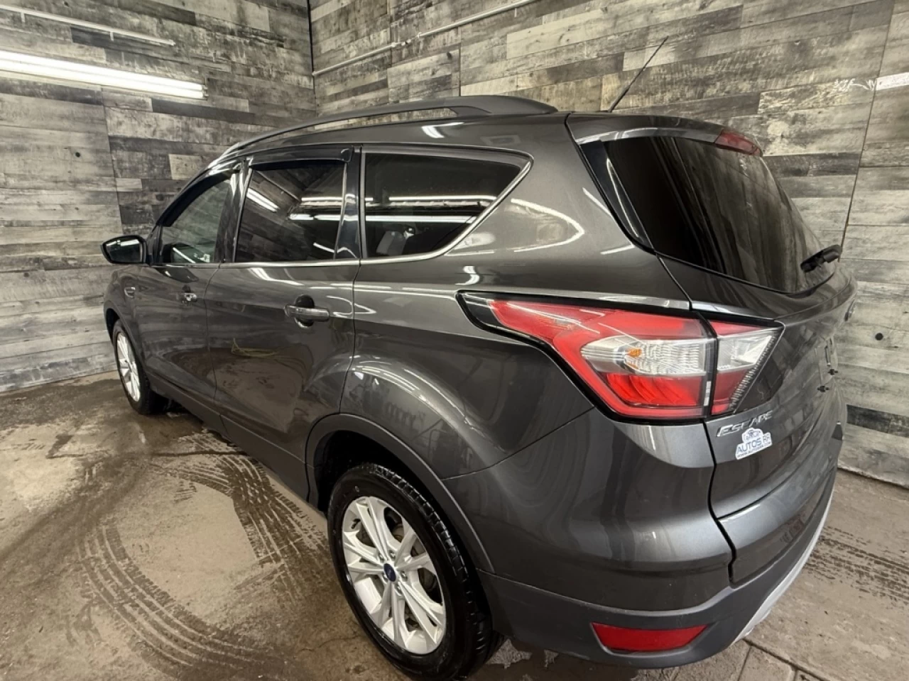 2018 Ford Escape SE AWD CAM DE RECUL **APPROUVÉ À 99.9%** Main Image