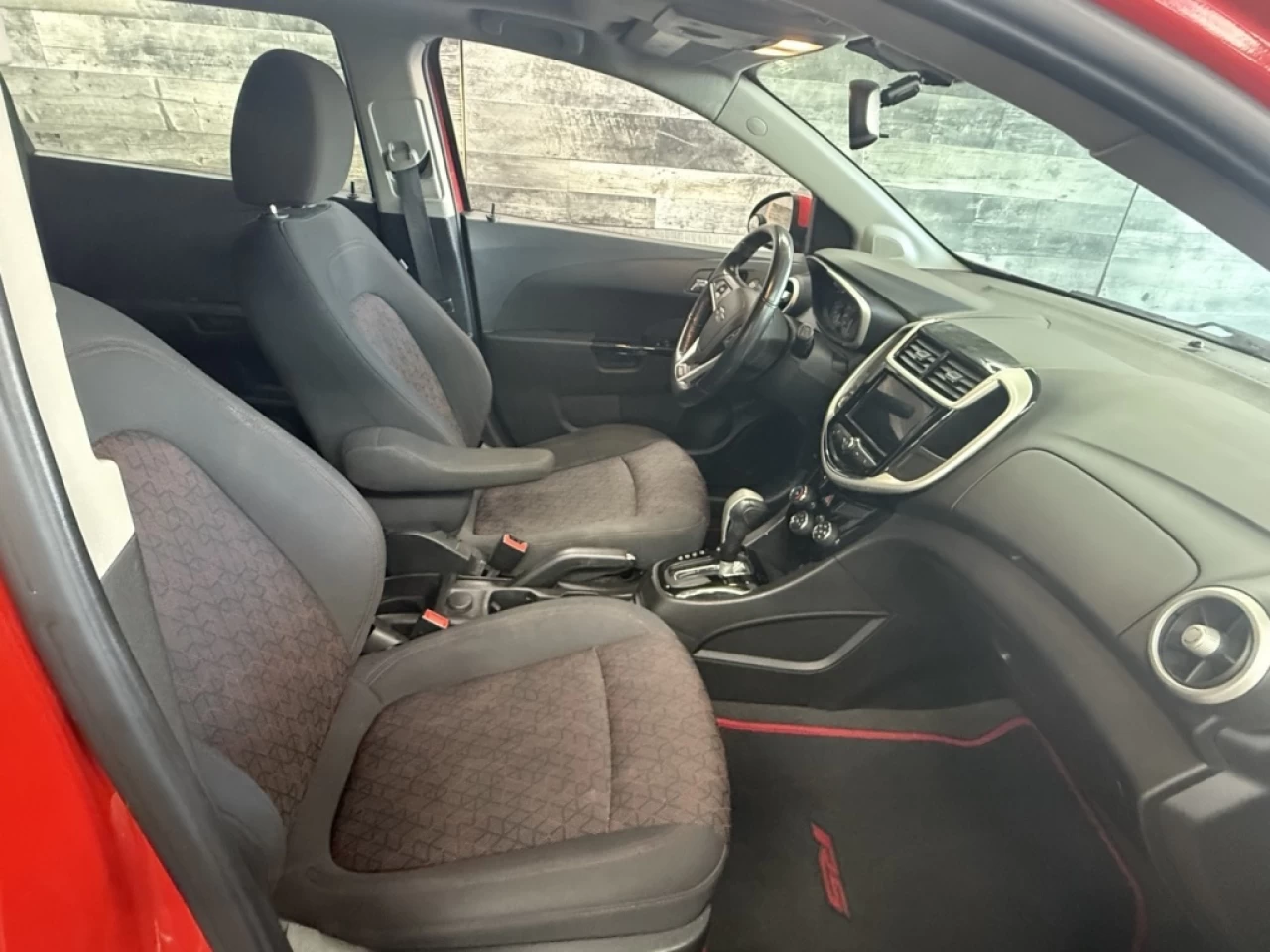 2018 Chevrolet Sonic LT AUTO TOIT CAM DE RECUL **APPROUVÉ À 99.9%** Main Image