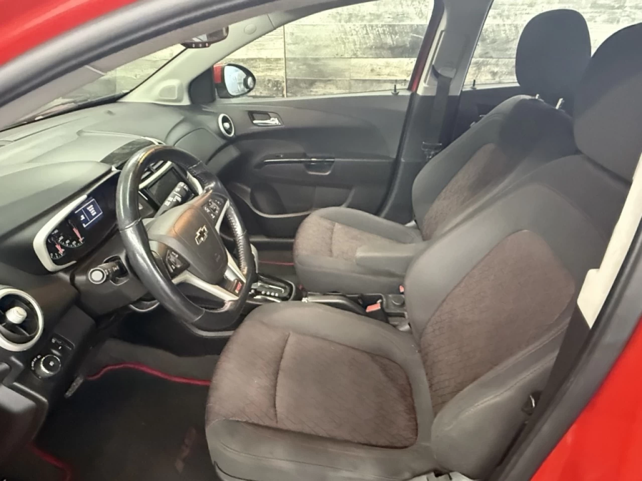 2018 Chevrolet Sonic LT AUTO TOIT CAM DE RECUL **APPROUVÉ À 99.9%** Main Image