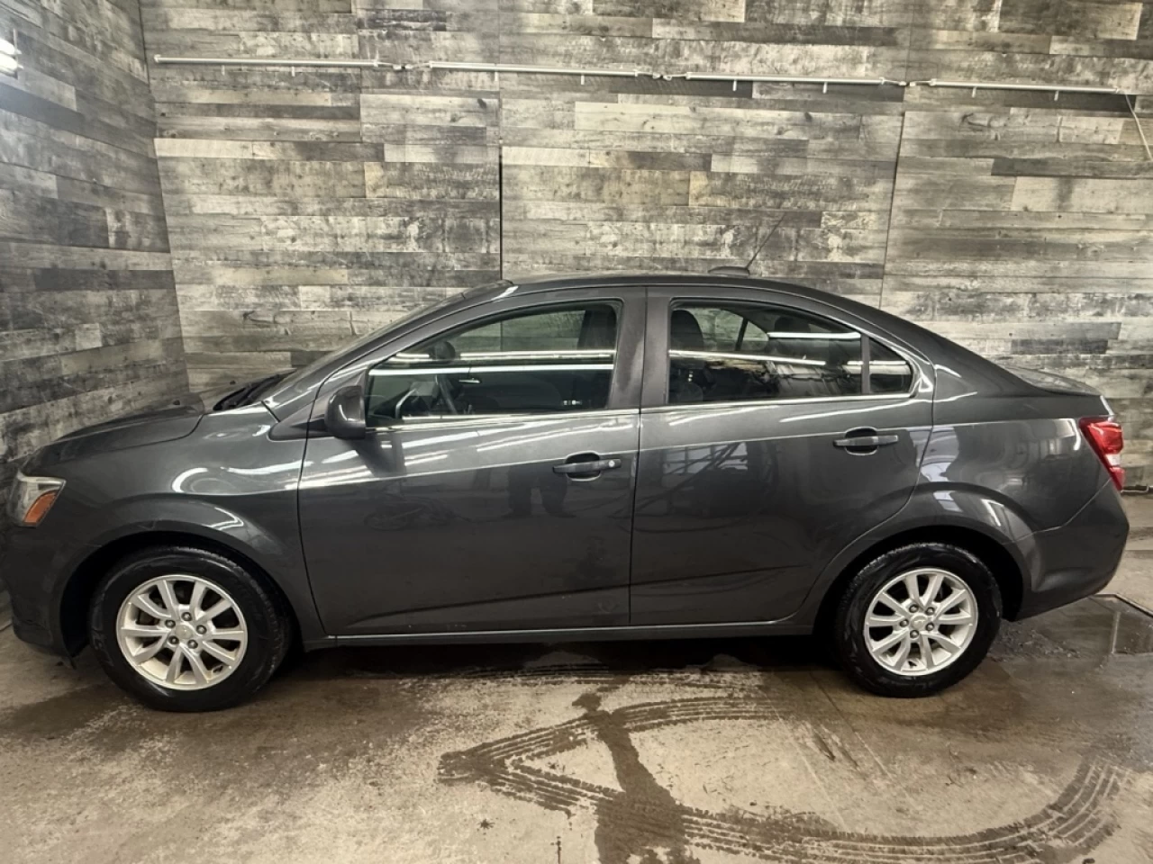 2018 Chevrolet Sonic LT Auto Apple carplay/Android **ApprouvÉ À 99.9%** Image principale