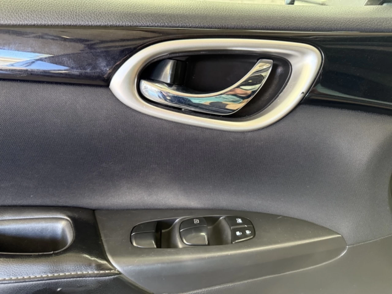 2018 Nissan Sentra SV AUTO TOIT CAM DE RECUL **APPROUVÉ À 99.9%** Main Image