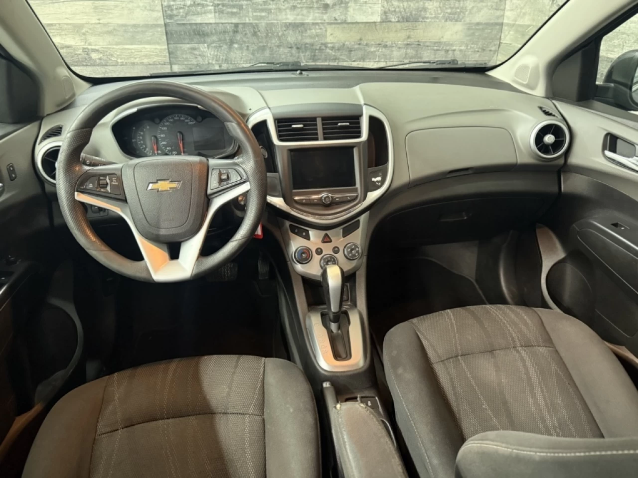 2018 Chevrolet Sonic LT Auto Apple carplay/Android **ApprouvÉ À 99.9%** Image principale