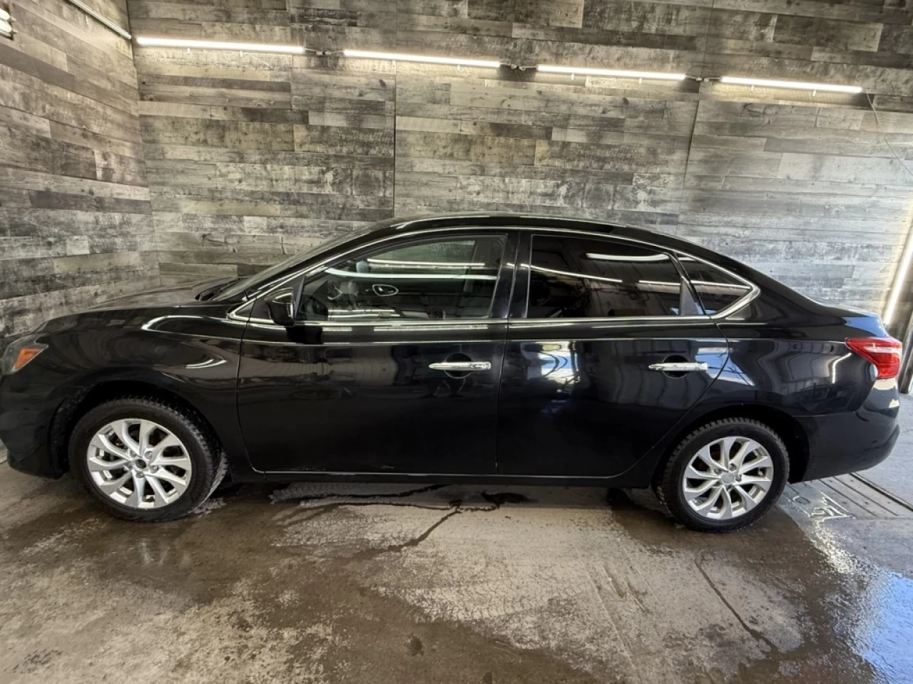 2018 Nissan Sentra SV AUTO TOIT CAM DE RECUL **APPROUVÉ À 99.9%** Main Image