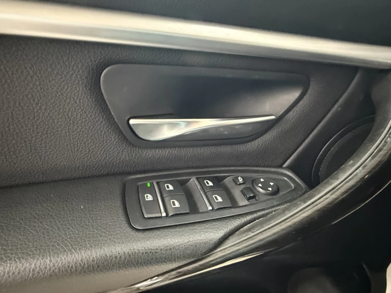 2018 BMW 3 Series 330i xDrive MSPORT CUIR TOIT NAV ** APPROUVÉ À 99. Image principale