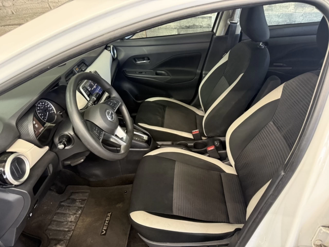 2021 Nissan Versa SV AUTO BLUETOOTH MAGS **APPROUVÉ À 99.9%** Image principale