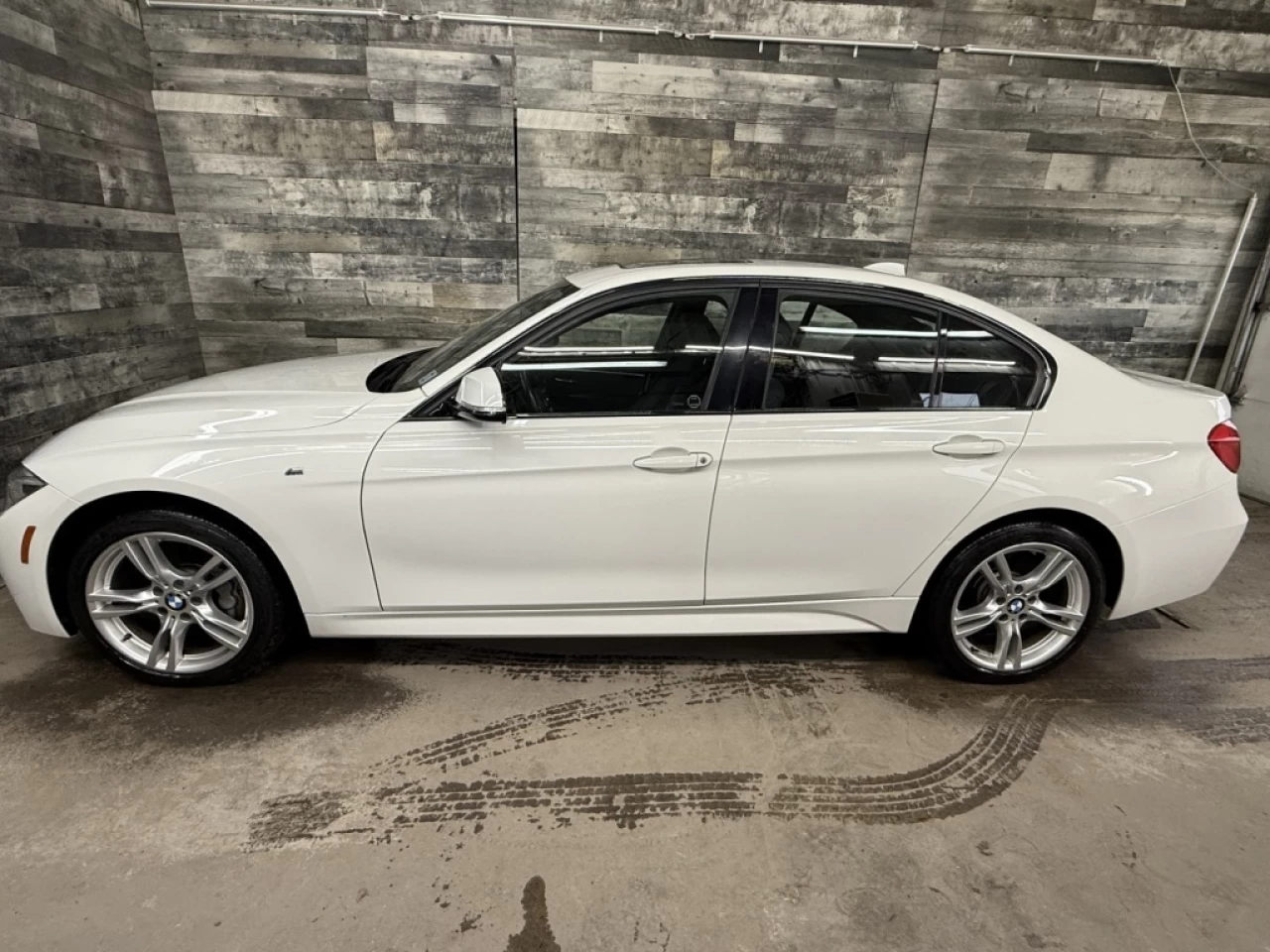 2018 BMW 3 Series 330i xDrive MSPORT CUIR TOIT NAV ** APPROUVÉ À 99. Image principale