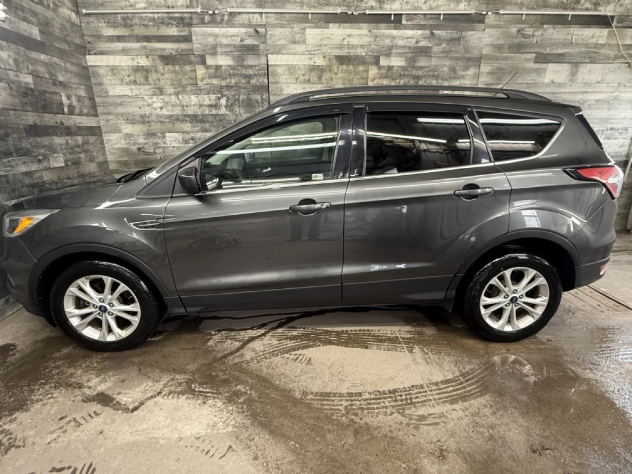 2018 Ford Escape SE AWD CAM DE RECUL **APPROUVÉ À 99.9%** Main Image