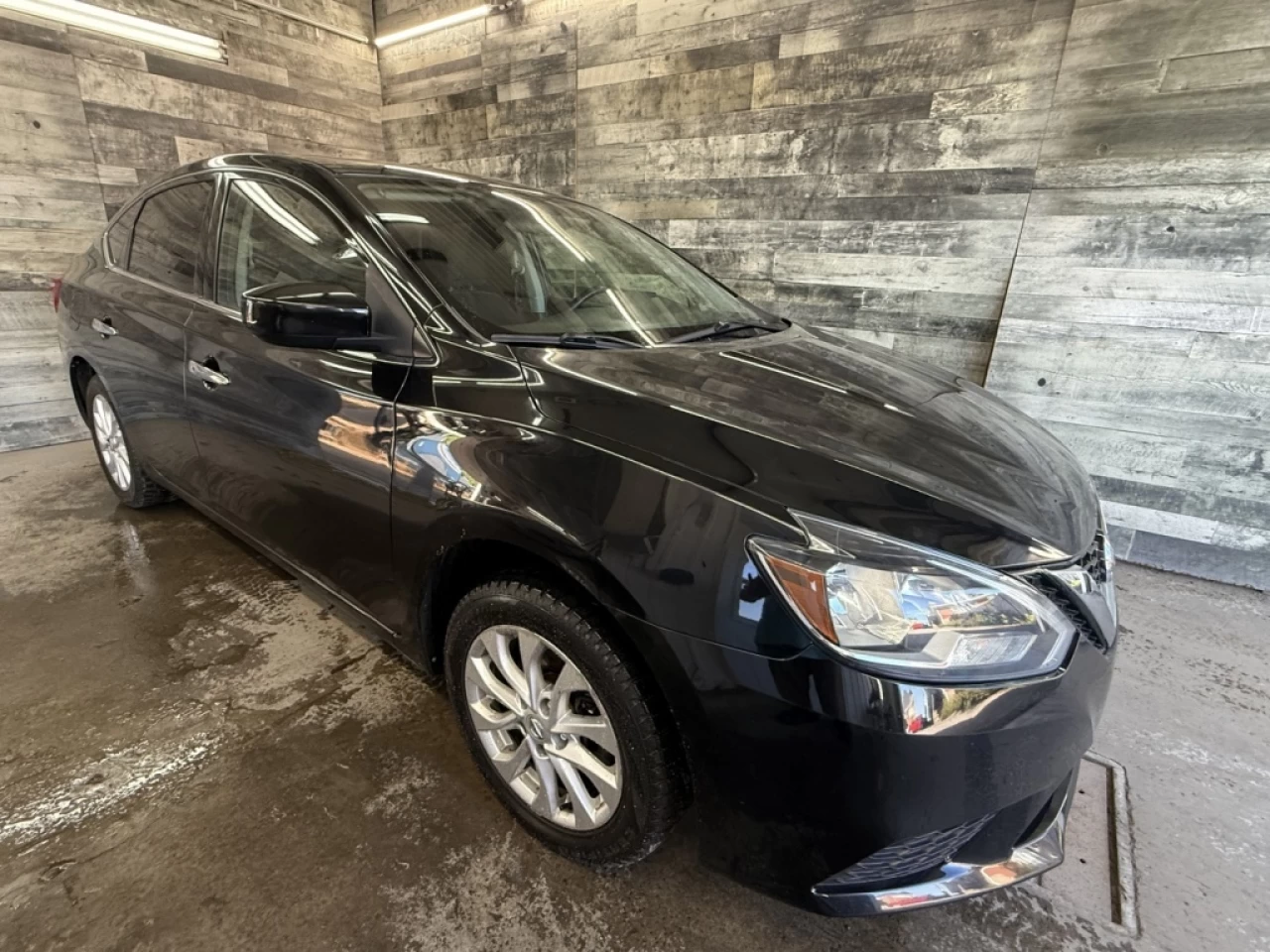2018 Nissan Sentra SV AUTO TOIT CAM DE RECUL **APPROUVÉ À 99.9%** Main Image