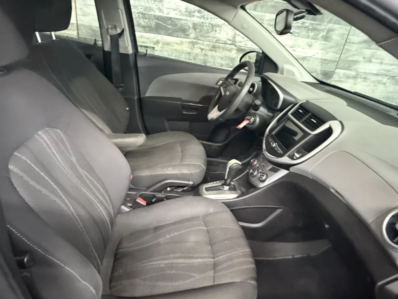 2018 Chevrolet Sonic LT Auto Apple carplay/Android **ApprouvÉ À 99.9%** Image principale