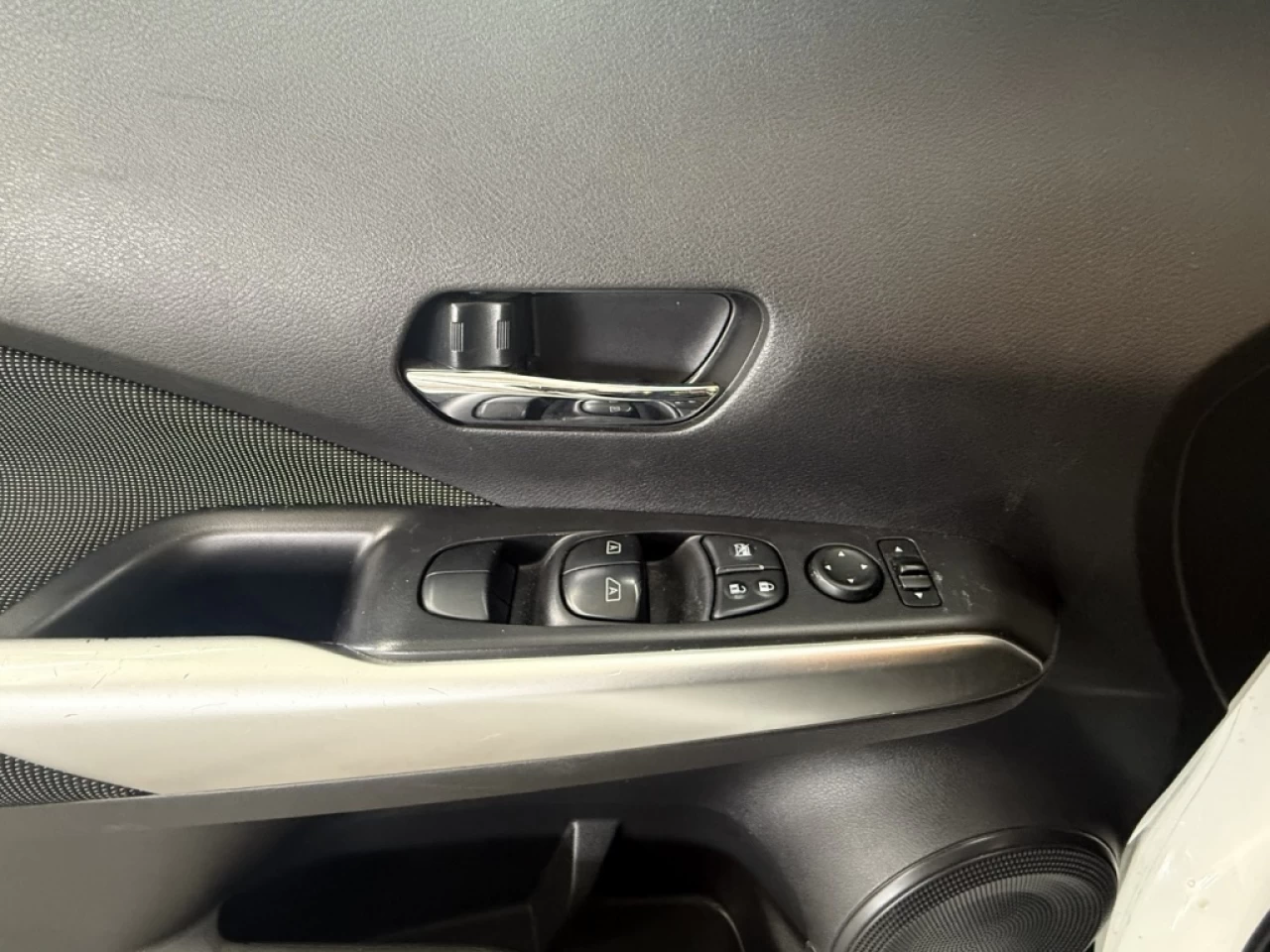 2019 Nissan Kicks SV Bluetooth sieges chauffant commande au volant** Main Image