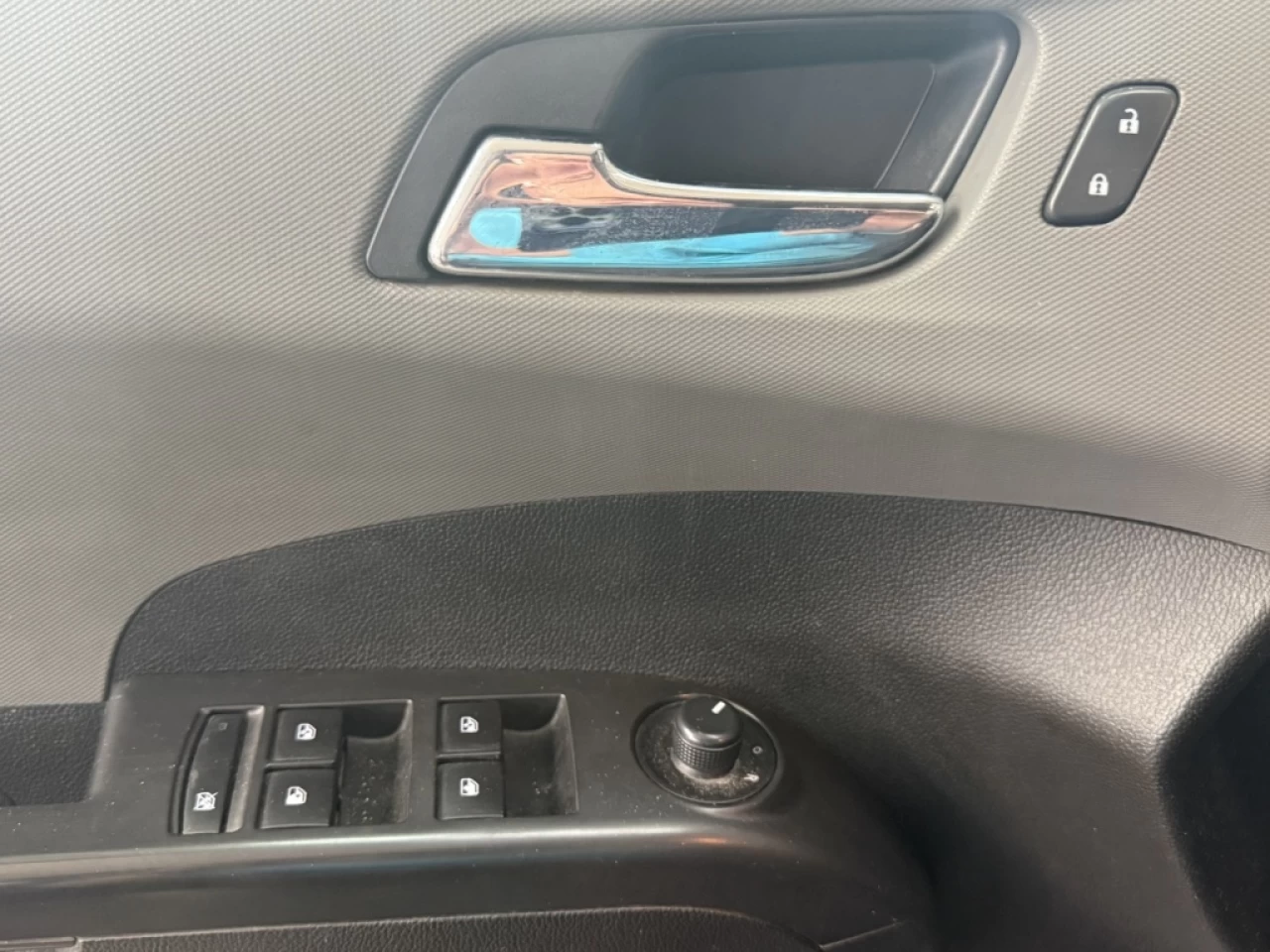 2018 Chevrolet Sonic LT Auto Apple carplay/Android **ApprouvÉ À 99.9%** Image principale