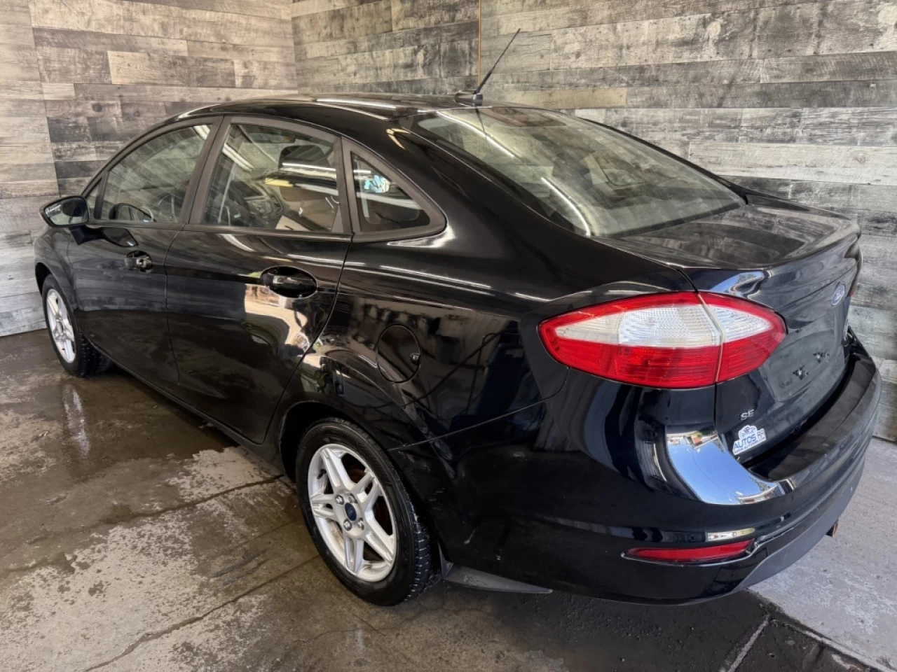 2017 Ford Fiesta SE AUTO BLUTOOTH**APPROUVÉE 99,9%** Main Image