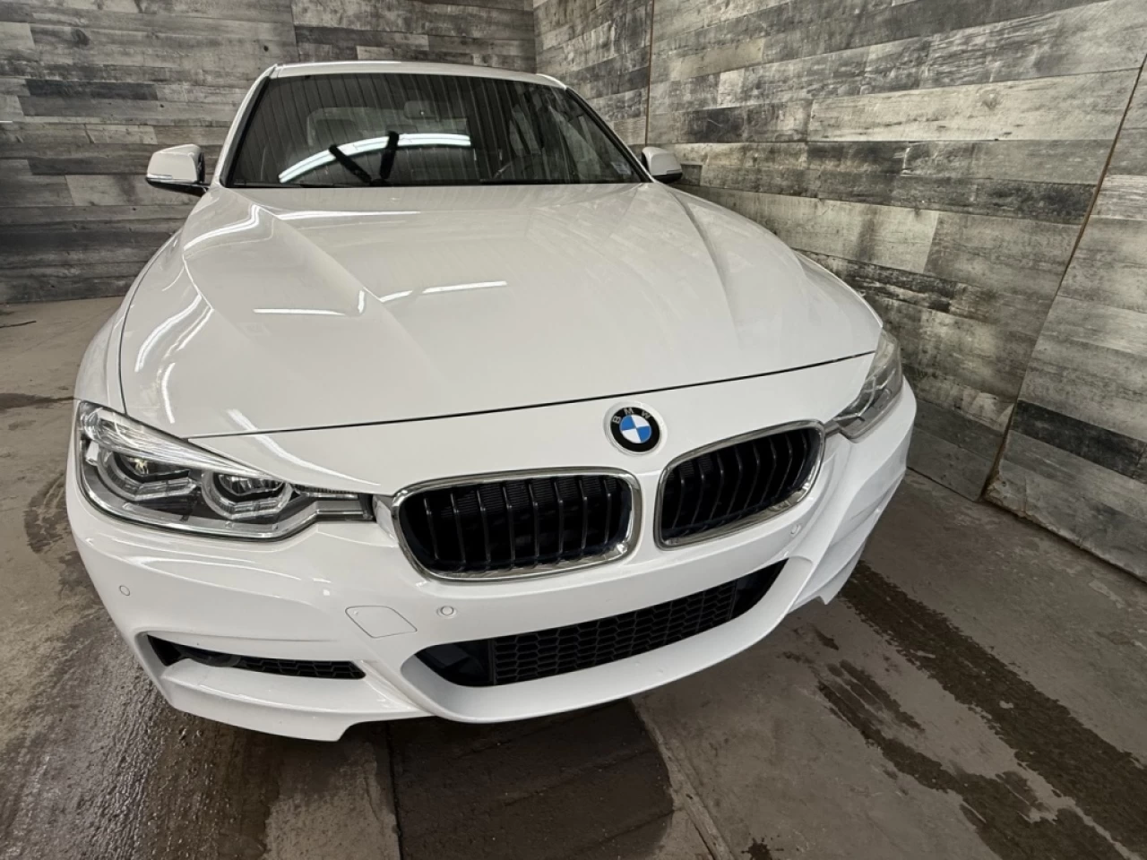 2018 BMW 3 Series 330i xDrive MSPORT CUIR TOIT NAV ** APPROUVÉ À 99. Image principale