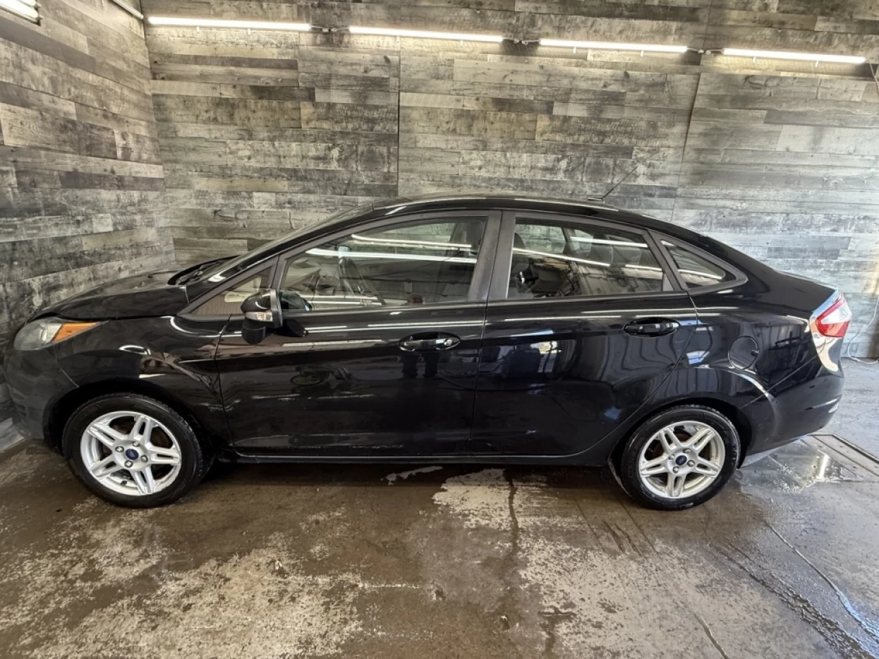 2017 Ford Fiesta SE AUTO BLUTOOTH**APPROUVÉE 99,9%** Main Image