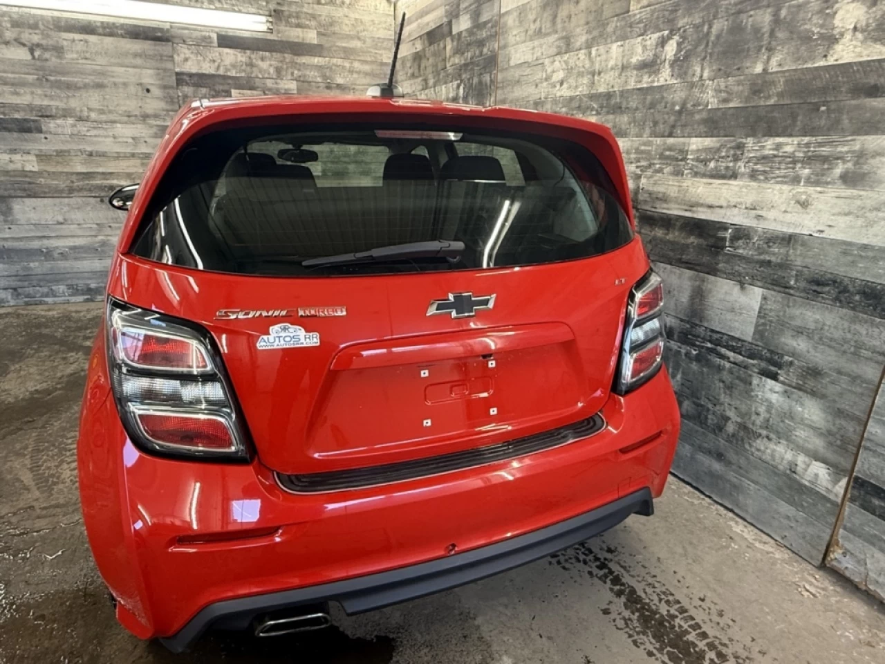 2018 Chevrolet Sonic LT AUTO TOIT CAM DE RECUL **APPROUVÉ À 99.9%** Main Image