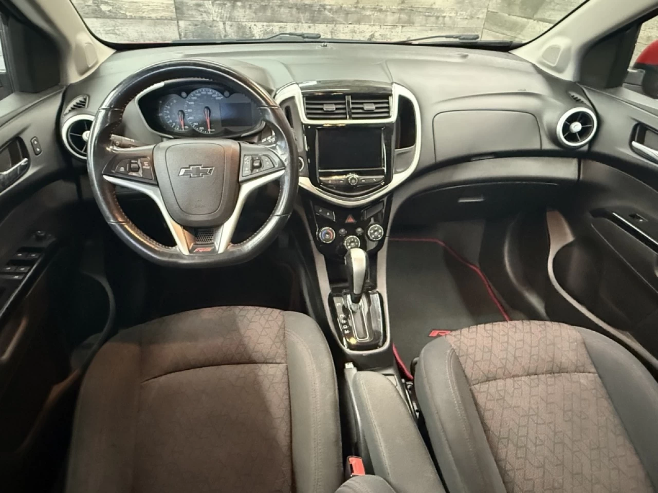 2018 Chevrolet Sonic LT AUTO TOIT CAM DE RECUL **APPROUVÉ À 99.9%** Main Image