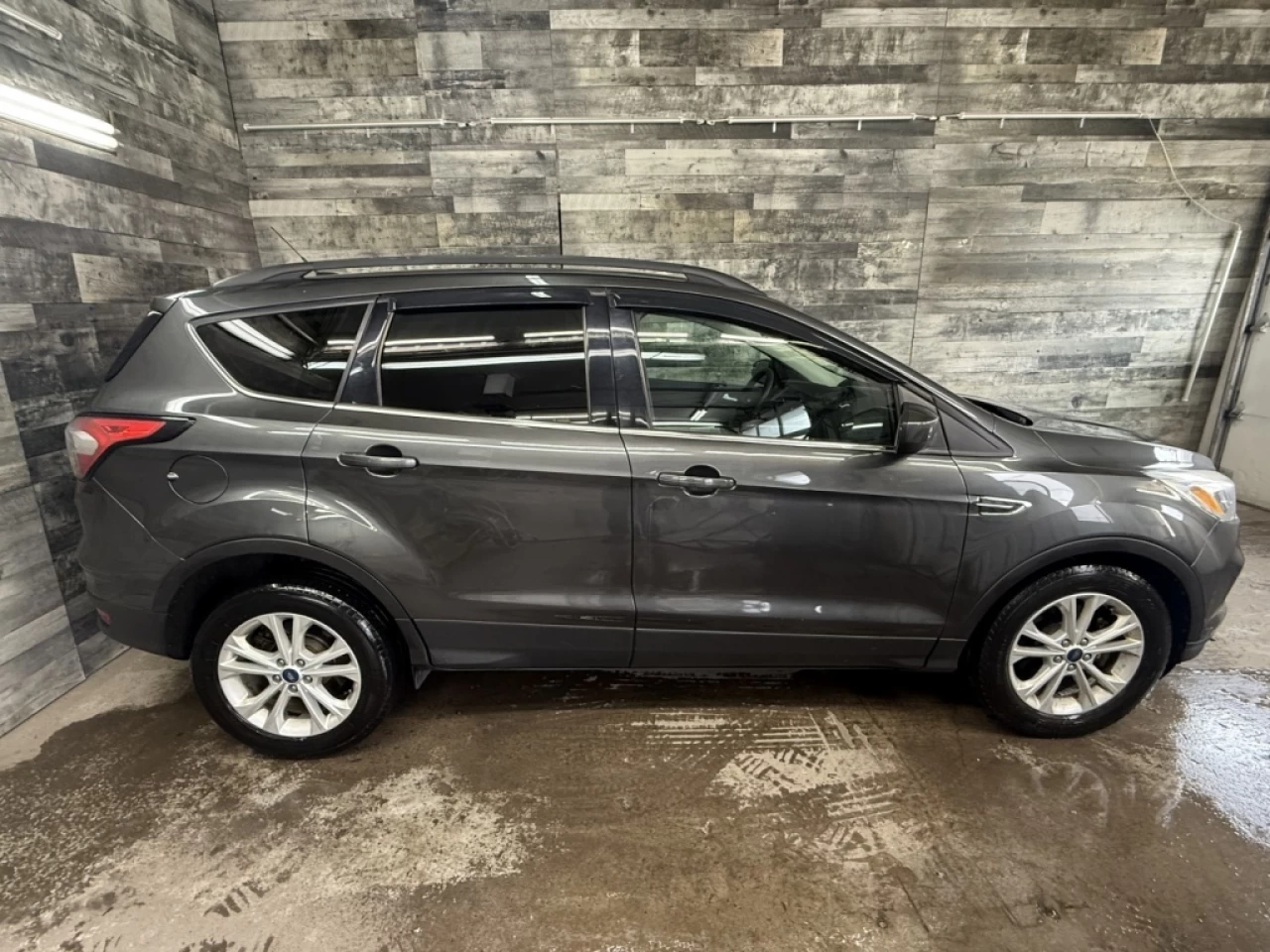 2018 Ford Escape SE AWD CAM DE RECUL **APPROUVÉ À 99.9%** Main Image
